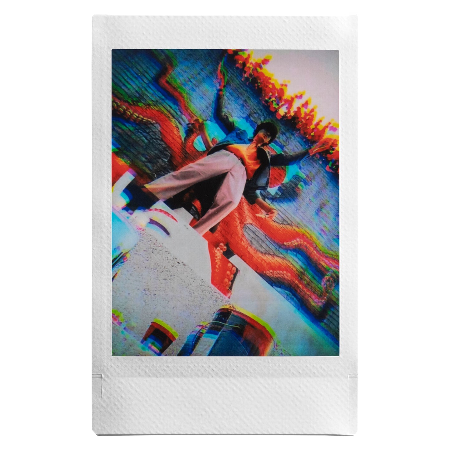 Fujifilm Instax Mini Evo Sort kamerasæt med farverig baggrund, maling og 3D glitch effekt.