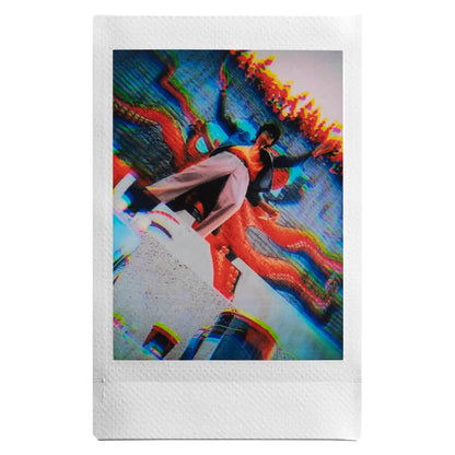 Fujifilm Instax Mini Evo Sort kamerasæt med farverig baggrund, maling og 3D glitch effekt.