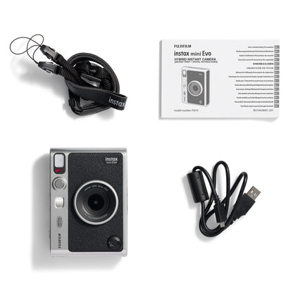 Fujifilm Instax Mini Evo Sort instantkamera med nakkestrop, brugervejledning og USB-opladerkabel i sort.