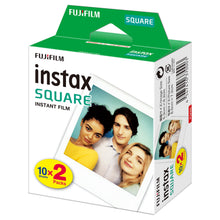 Fujifilm Instax Square-film 2x10 pack, hvid æske med grønne og blå detaljer og foto af tre smilende personer.