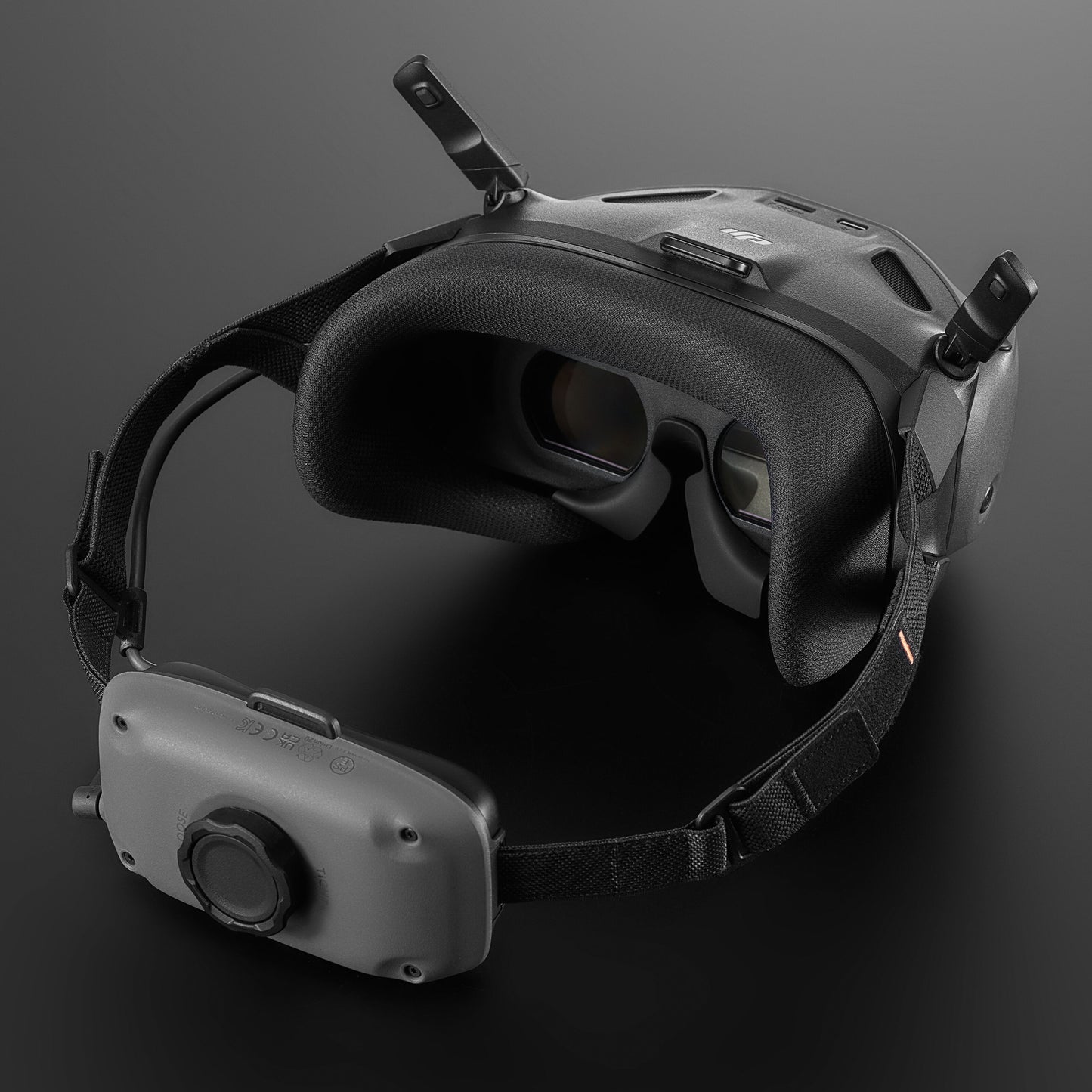 DJI Neo Motion Fly More Combo med sorte dual-lens FPV-briller, justerbar rem, batteripakke og to foldbare antenner ved 4K drone.