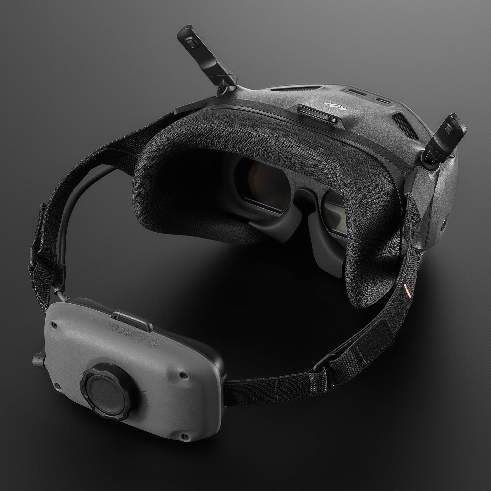 DJI Neo Motion Fly More Combo med sorte dual-lens FPV-briller, justerbar rem, batteripakke og to foldbare antenner ved 4K drone.