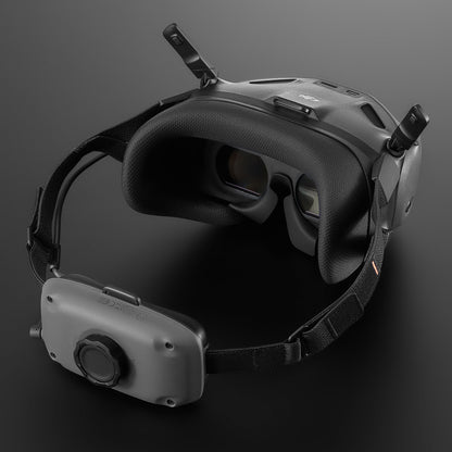 DJI Neo Motion Fly More Combo med sorte dual-lens FPV-briller, justerbar rem, batteripakke og to foldbare antenner ved 4K drone.
