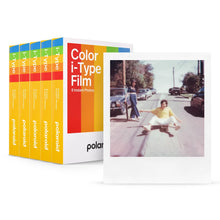 Polaroid Farvefilm til i-type 40-pak ved siden af analogt billede af skateboarder i solskin.