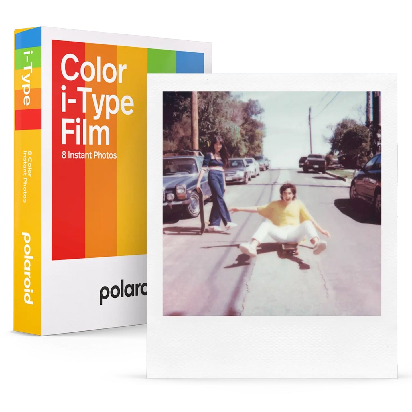 Polaroid Farvefilm til i-Type 40-pakke ved siden af foto taget med i-Type, person i gul trøje på gade.
