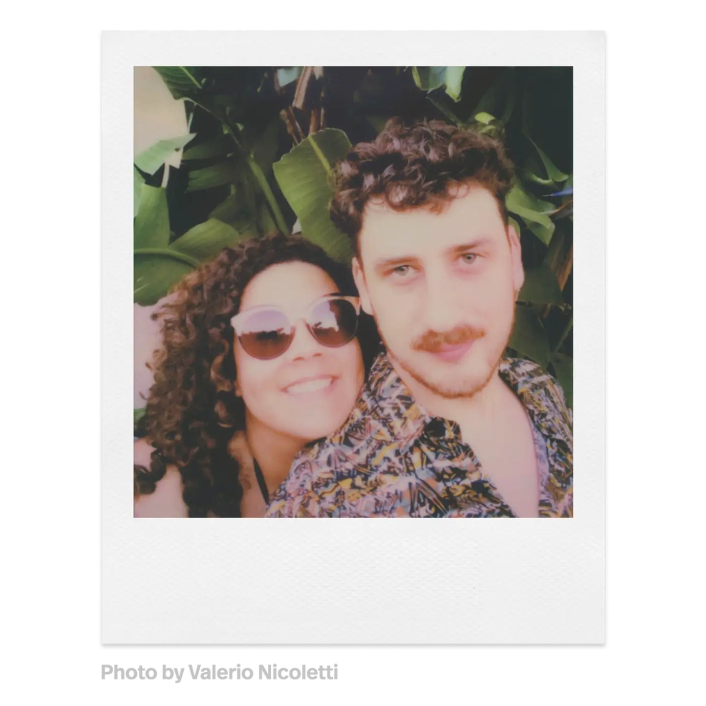 Polaroid Farvefilm til Polaroid i-type 40-pakke analog billede af par, kvinde med solbriller og krøllet brunt hår.