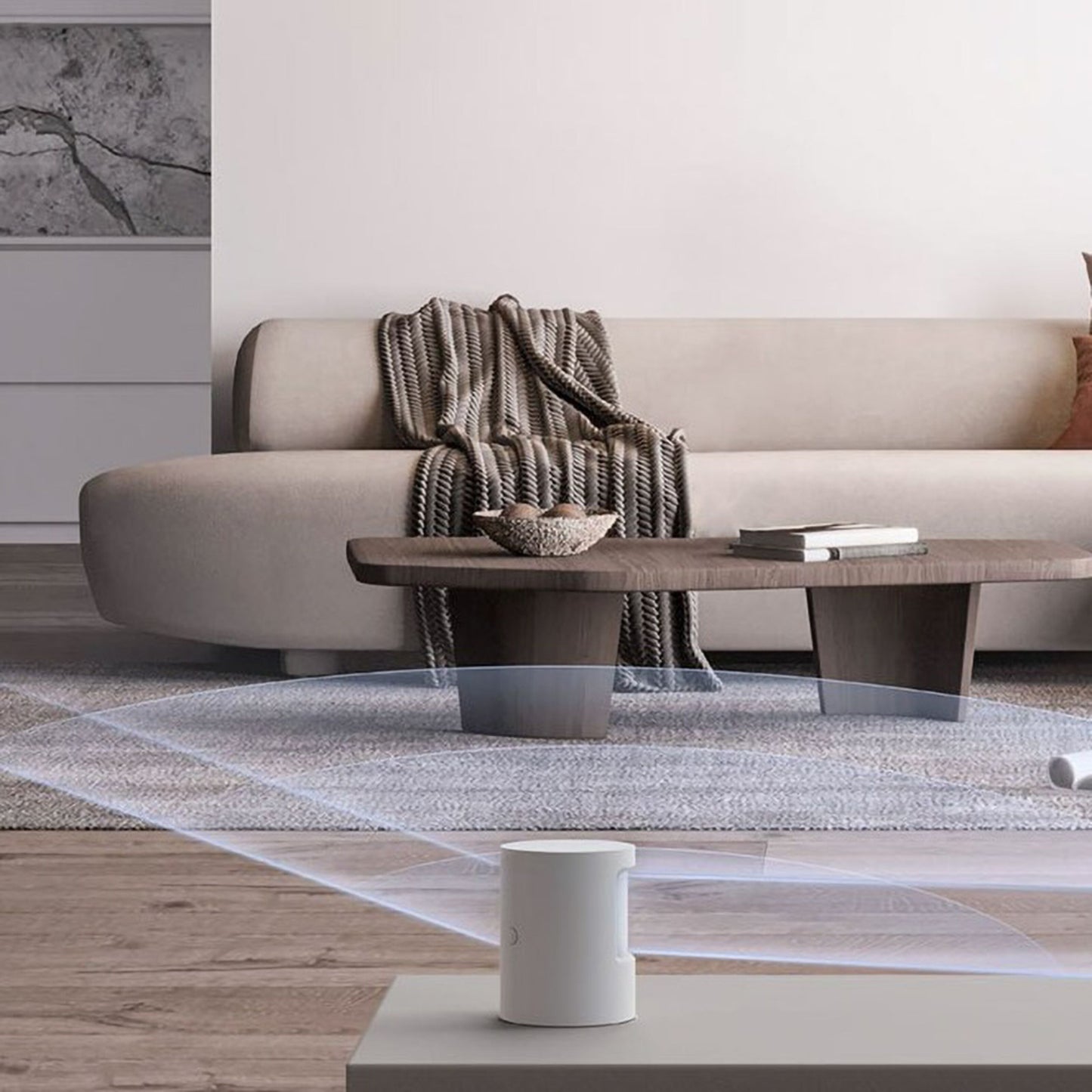 Aqara bevægelses- og lyssensor AS5 hvid på lavt sofabord i stue, synlig beige sofa og trætone, kompakt design.