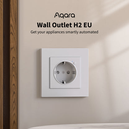 Aqara Vægudtag H2 monteret på beige væg ved træramme, modelnavn og energiovervågningstekst synlig.