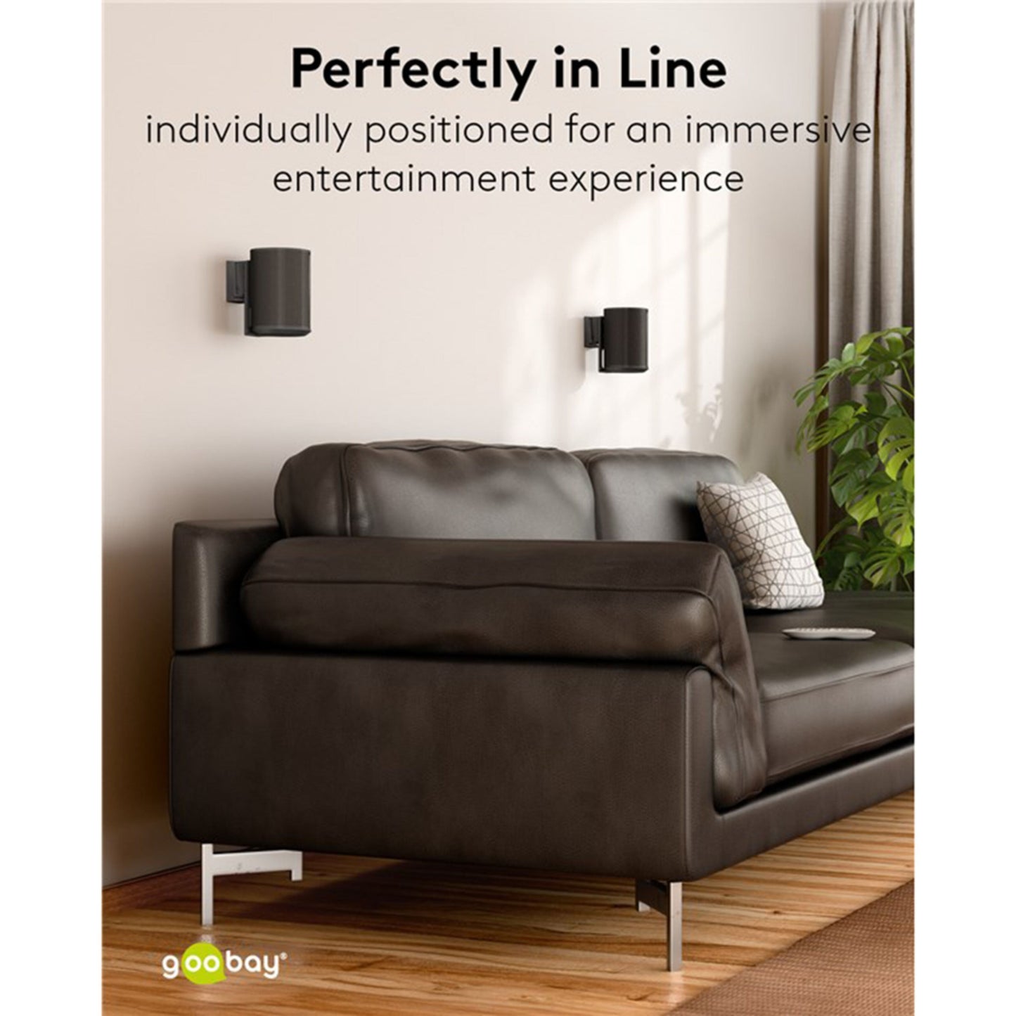 Goobay 2-pak højttalerbeslag til Sonos Arc 100 sort vægmonteret over mørk lædersofa, tekst: Perfekt tilpasning.