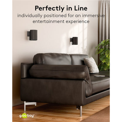 Goobay 2-pak højttalerbeslag til Sonos Arc 100 sort vægmonteret over mørk lædersofa, tekst: Perfekt tilpasning.