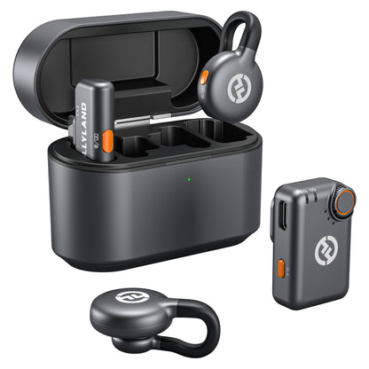 Hollyland Lark M2S Mini Combo sort trådløst mikrofon sæt med opladeetui, 2 ørepropper, 2 små receivere, hvidt logo med orange.