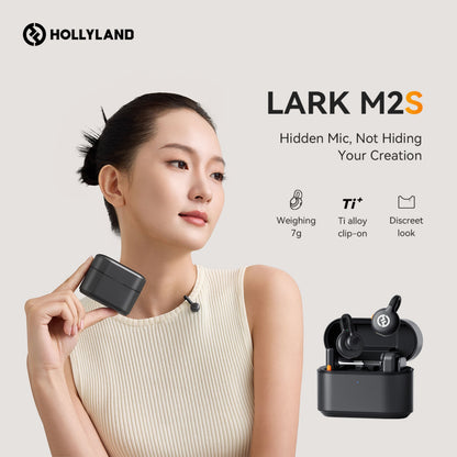 Hollyland Lark M2S Mini Combo trådløs mikrofon 7g, titaniumlegeringsclips, diskret design, clipset på skjorte.