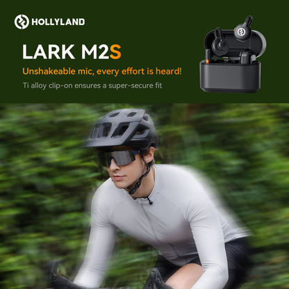 Hollyland Lark M2S Mini Combo trådløs mikrofon, close-up visning med sikker pasform, cyklist med hjelm og solbriller.