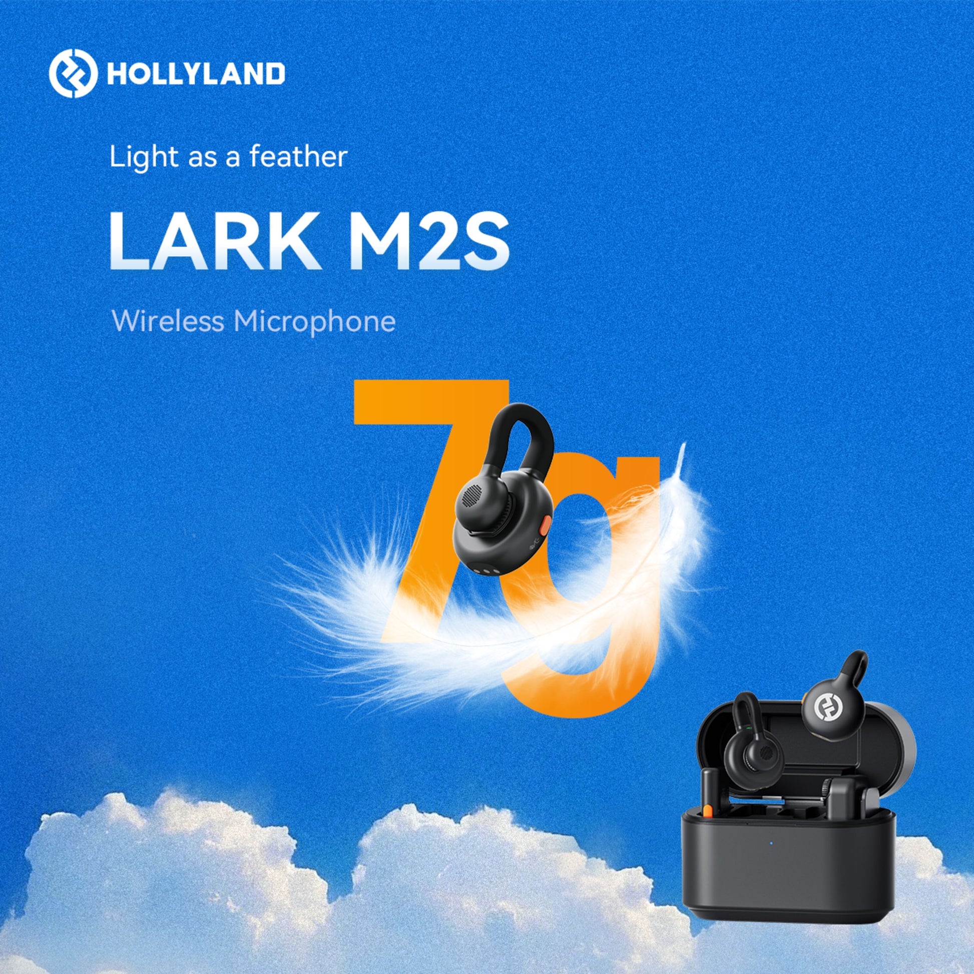 Hollyland Lark M2S Mini Combo trådløs mikrofon, sort, ultralet 7g, vist med fjer mod blå himmel med skyer.