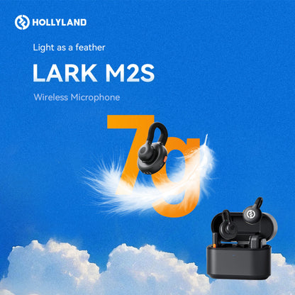 Hollyland Lark M2S Mini Combo trådløs mikrofon, sort, ultralet 7g, vist med fjer mod blå himmel med skyer.