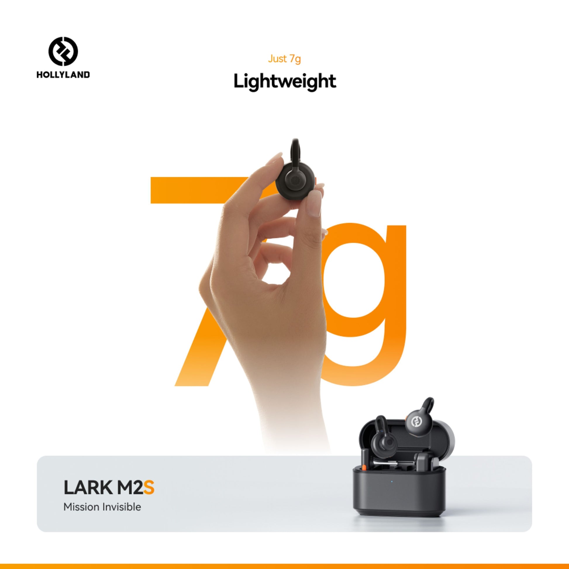 Sort Lark M2S Mini Combo earbud i hånd foran orange "7g", nedenfor åbent etui med to earbuds og teksten "Mission Invisible.