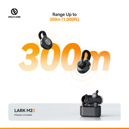 Hollyland Lark M2S Mini Combo trådløs mikrofon og ørepropper, til ørepropper over "300m" tekst, opladeetui nederst til højre.