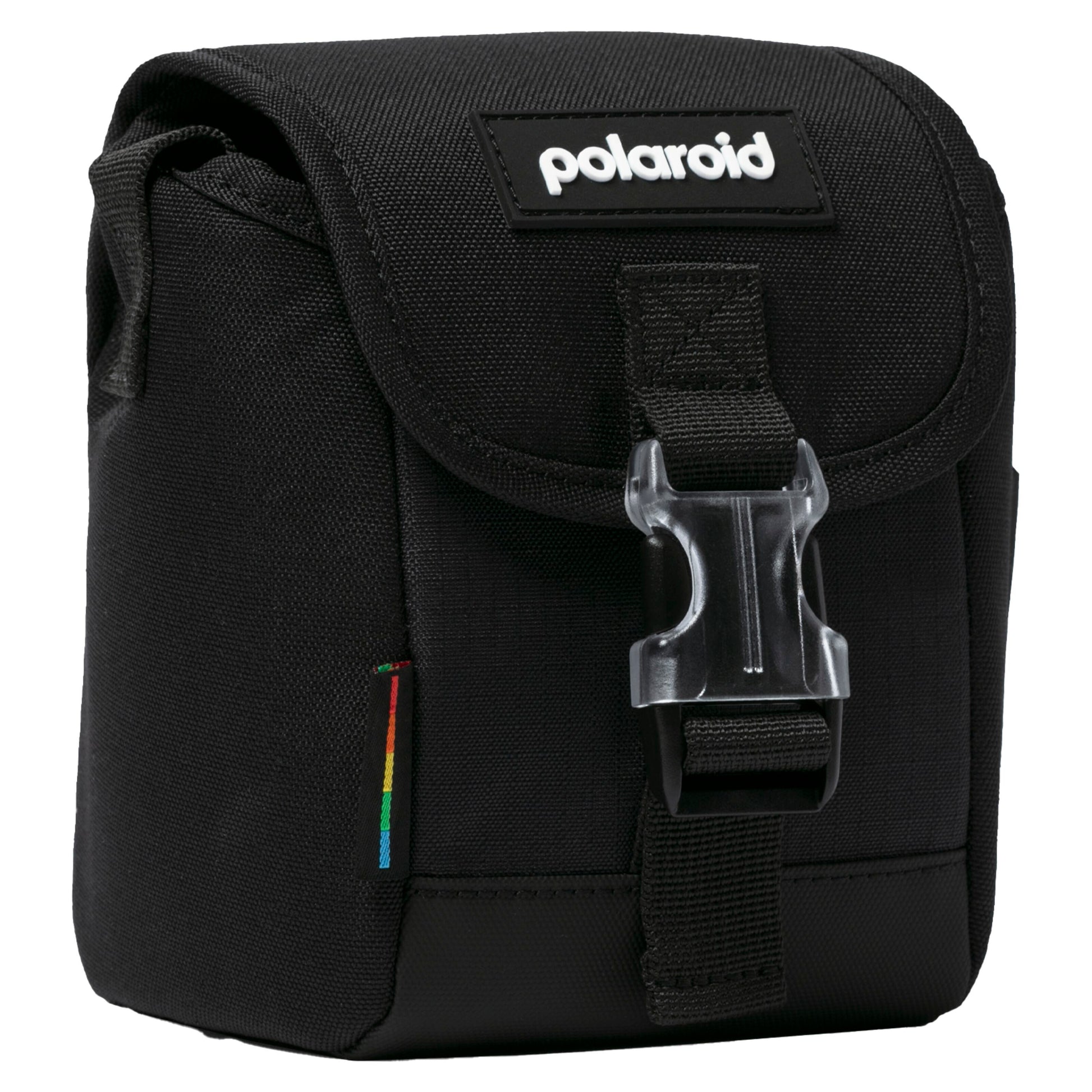 Polaroid Go opbevaringstaske sort med frontflap, plastspænde, regnbuefarvet mærke og Polaroid-logo.