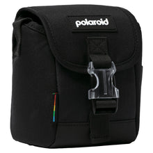 Polaroid Go opbevaringstaske sort med frontflap, plastspænde, regnbuefarvet mærke og Polaroid-logo.