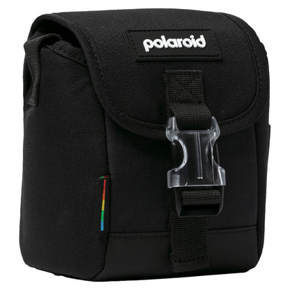 Polaroid Go opbevaringstaske sort med frontflap, plastspænde, regnbuefarvet mærke og Polaroid-logo.