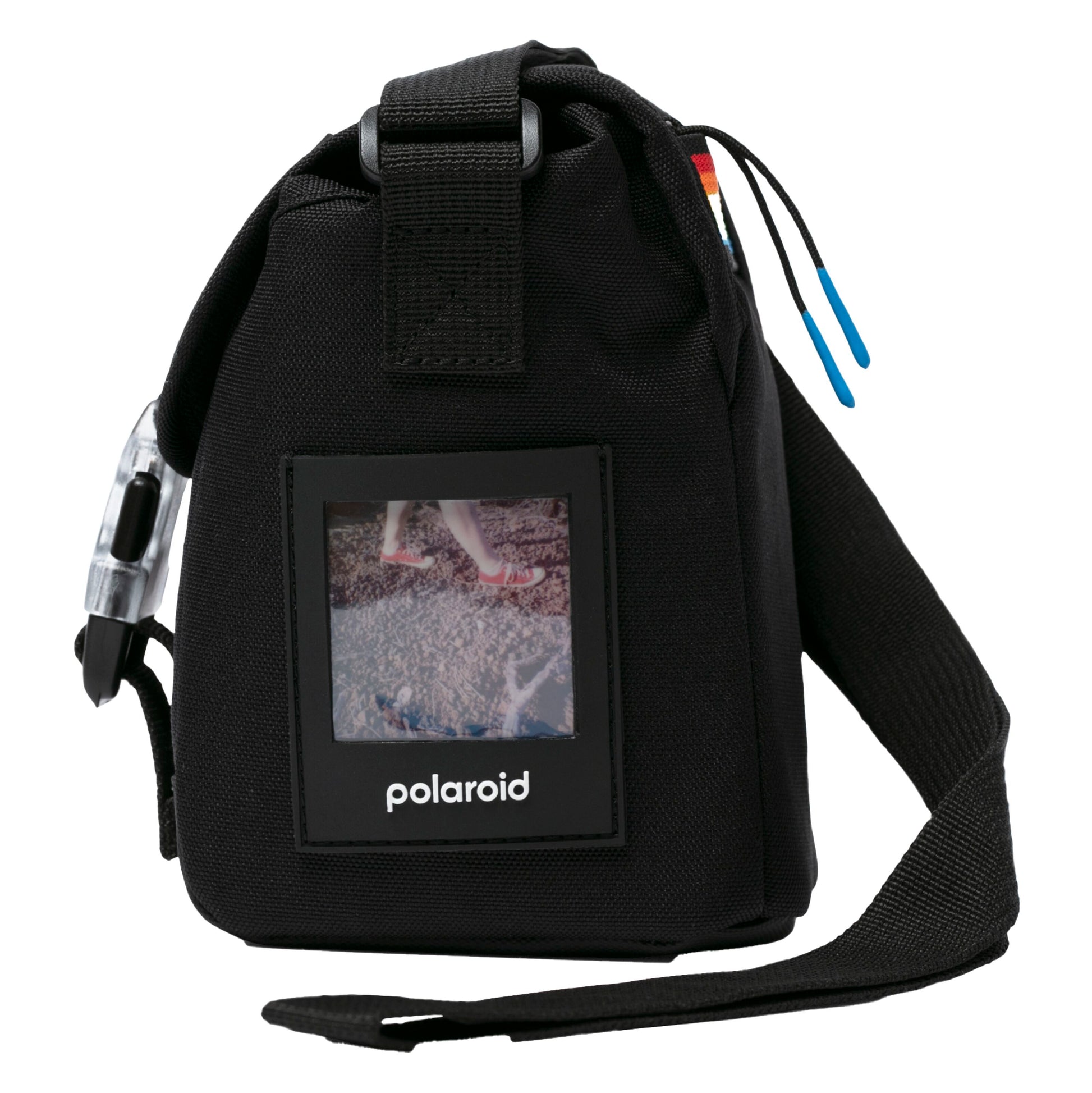 Polaroid Go opbevaringstaske med skulderrem, klar front med synlige røde sko og farvede tags øverst.