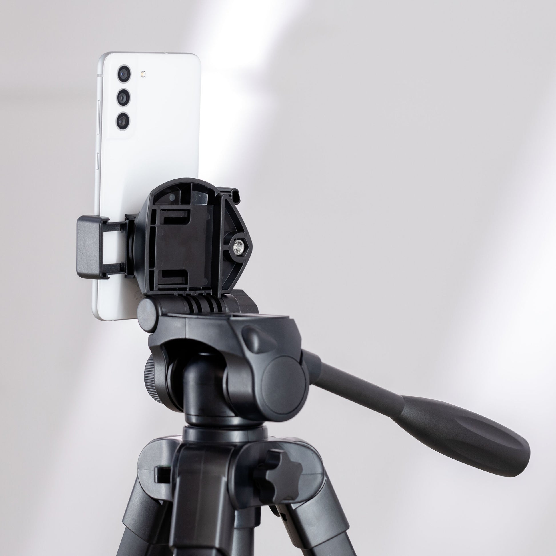 Velbon EX-650 kamerastativ med mobilholder, justerbart håndtag, hvid smartphone monteret.
