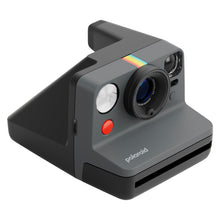 Polaroid Now Gen 3 Sort med film, grå kamerahus, regnbuestribe, frontflash, udløserknap, søger og logo.