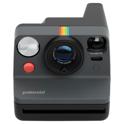 Polaroid Now Gen 3 Sort instantkamera, grå og sort, central linse, rød udløser til venstre, regnbuestribe over linsen.
