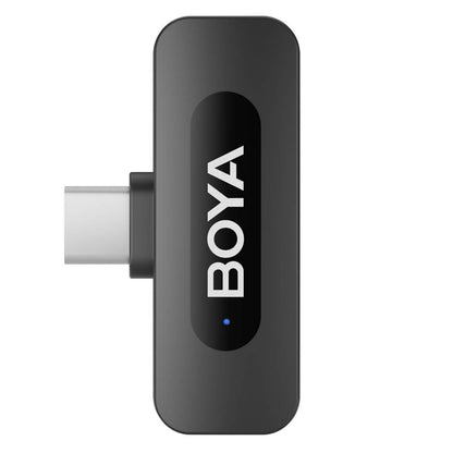 Boya BY-V10 trådløs mikrofon, sort rektangulær transmitter med USB-C stik, BOYA-logo og lille blå indikator på fronten.