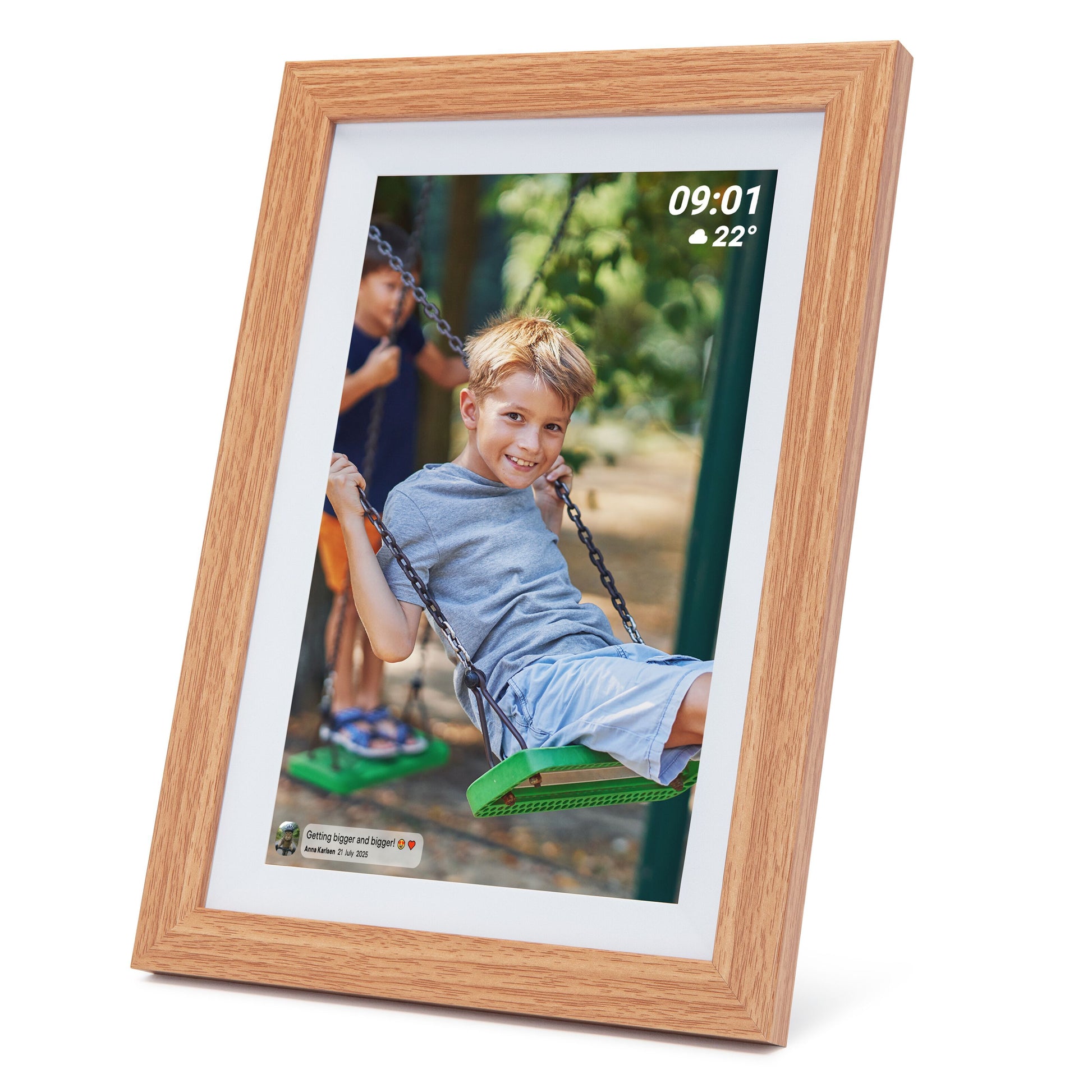 Plexgear digital billedramme 10,1" wifi e-laminat viser dreng på gynge, tid, vejr og tekst med hjerteikon via Frameo app.