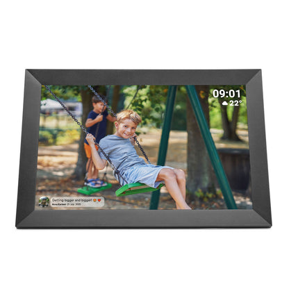 Plexgear digital billedramme 10,1" wifi sort, viser display med tid, temperatur og tekst Bliver større og større.