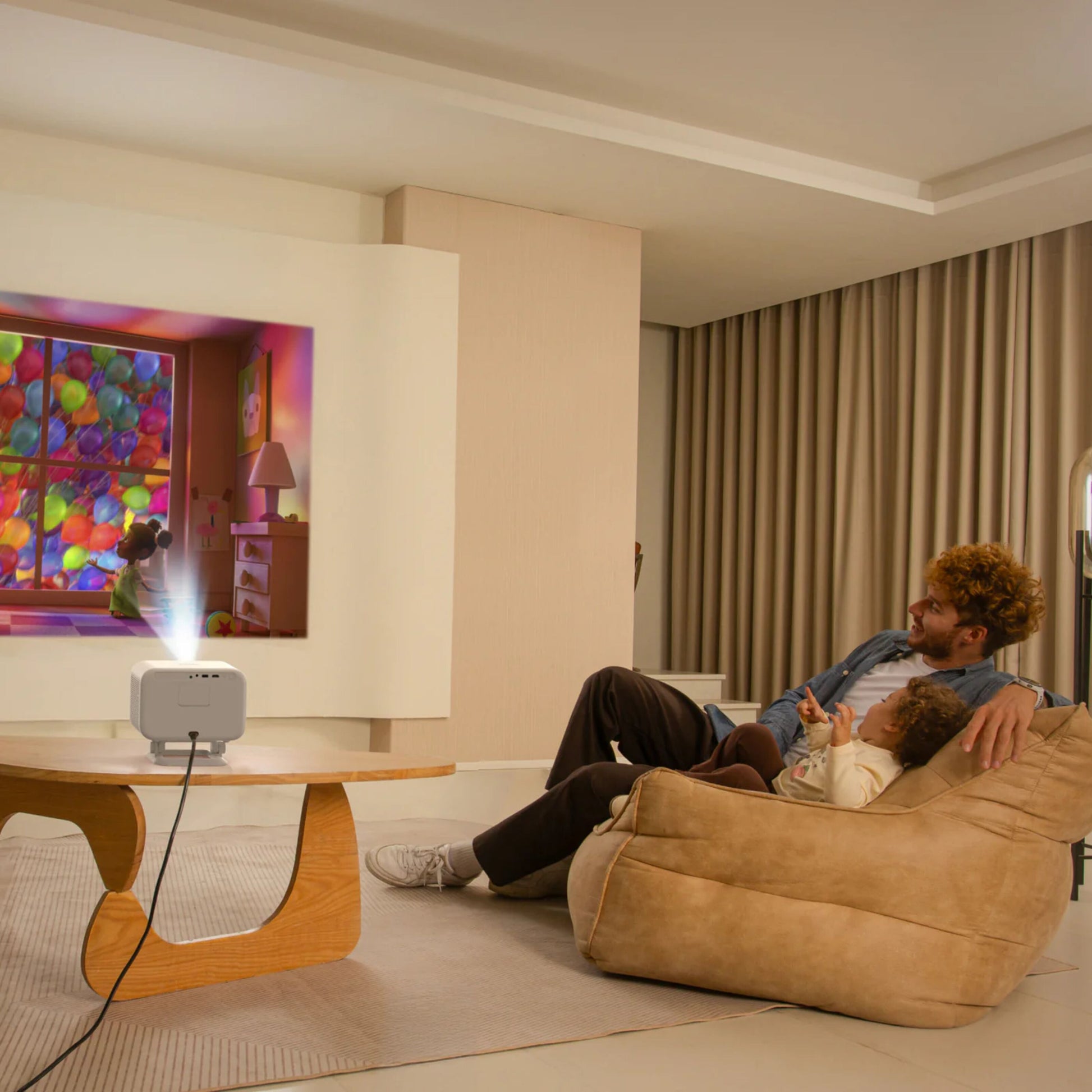 Yaber L2 Plus Full HD projektor viser animation i stue med barn og voksen, JBL lydsystem synligt.
