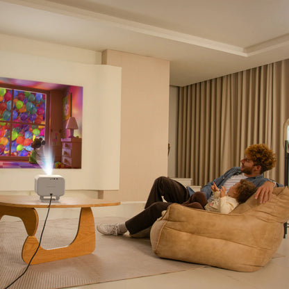 Yaber L2 Plus Full HD projektor viser animation i stue med barn og voksen, JBL lydsystem synligt.