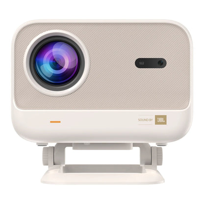 Yaber L2 Plus Full HD projektor forfra med stor linse til venstre, lille sensor til højre, Sound by JBL-logo nederst til højre.
