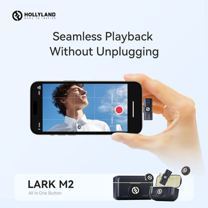 Hollyland Lark M2 Combo trådløst mikrofonsystem med Lightning receiver bruges ved optagelse, Hollyland logo synligt.