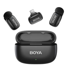 Boya Mini 2 trådløst mikrofonsystem til iPhone med to slags mikrofoner, Lightning receiver og åben opladeetui, Boya-logo.