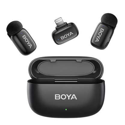 Boya Mini 2 trådløst mikrofonsystem til iPhone med to slags mikrofoner, Lightning receiver og åben opladeetui, Boya-logo.
