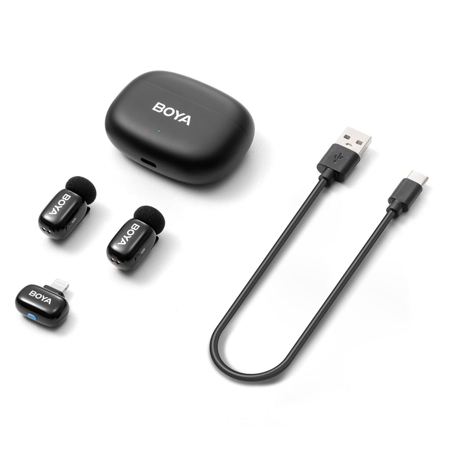 Boya Mini 2 trådløst mikrofonsystem til iPhone sort, inkl. ørepropper, opladeetui, USB-C kabel og aftagelige stik.