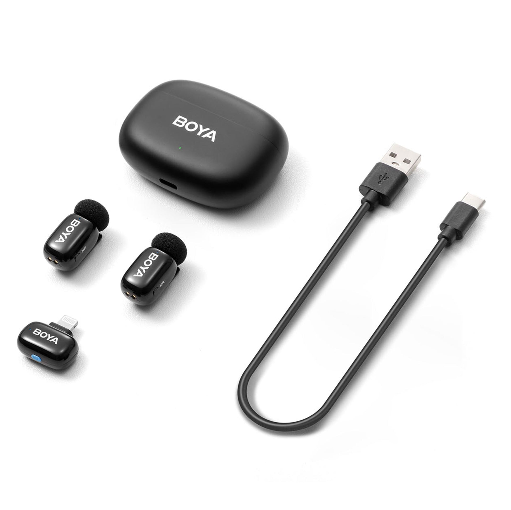 Boya Mini 2 trådløst mikrofonsystem til iPhone sort, inkl. ørepropper, opladeetui, USB-C kabel og aftagelige stik.