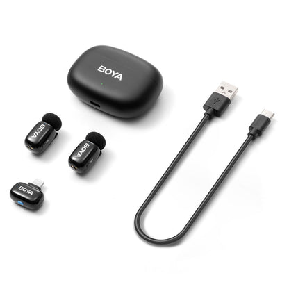 Boya Mini 2 trådløst mikrofonsystem til iPhone sort, inkl. ørepropper, opladeetui, USB-C kabel og aftagelige stik.