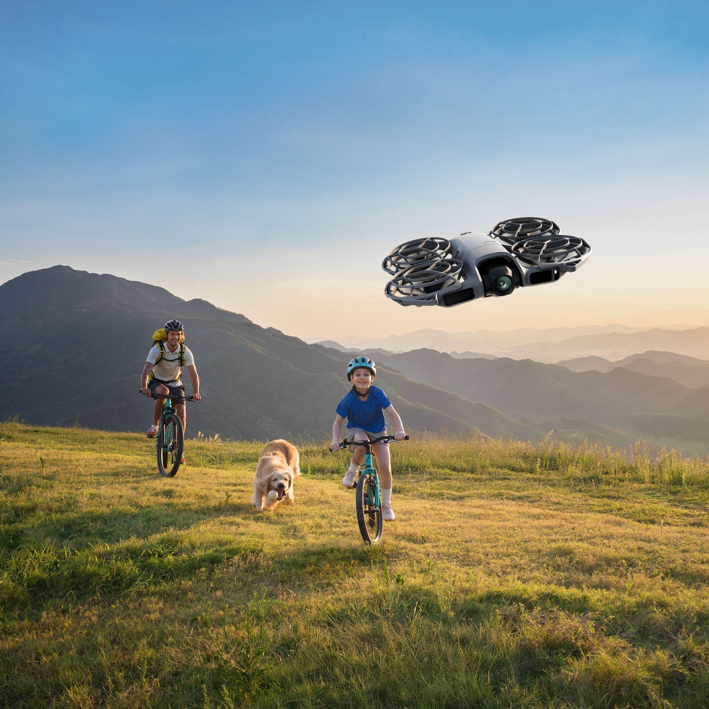 DJI Neo 2 actionkamera optager 4K-video, vises udendørs med cyklister og hund, bjerge i baggrunden.