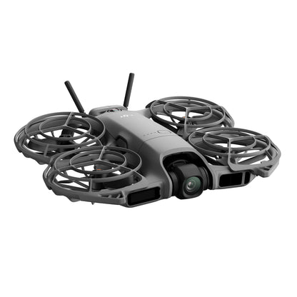 DJI Neo 2 ultralet kompakt drone, propelskærme, frontvendt 4K kamera, to antenner øverst, grå.