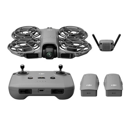 DJI Neo 2 Fly More Combo RC-N3 grå drone med propelbeskyttere, kompakt fjernbetjening, to batterier og eksternt modul.