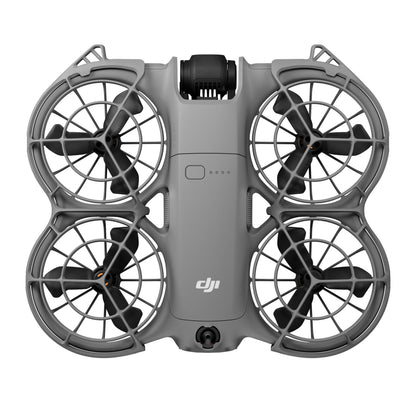 DJI Neo 2 Fly More Combo RC-N3 grå drone med fire propelbeskyttere og frontkamera til 4K-video samt tydeligt DJI-logo.