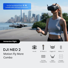 DJI Neo 2 Motion Fly More Combo drone styres med VR-briller udendørs, FPV-funktioner og tilbehør vises.