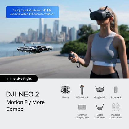 DJI Neo 2 Motion Fly More Combo drone styres med VR-briller udendørs, FPV-funktioner og tilbehør vises.