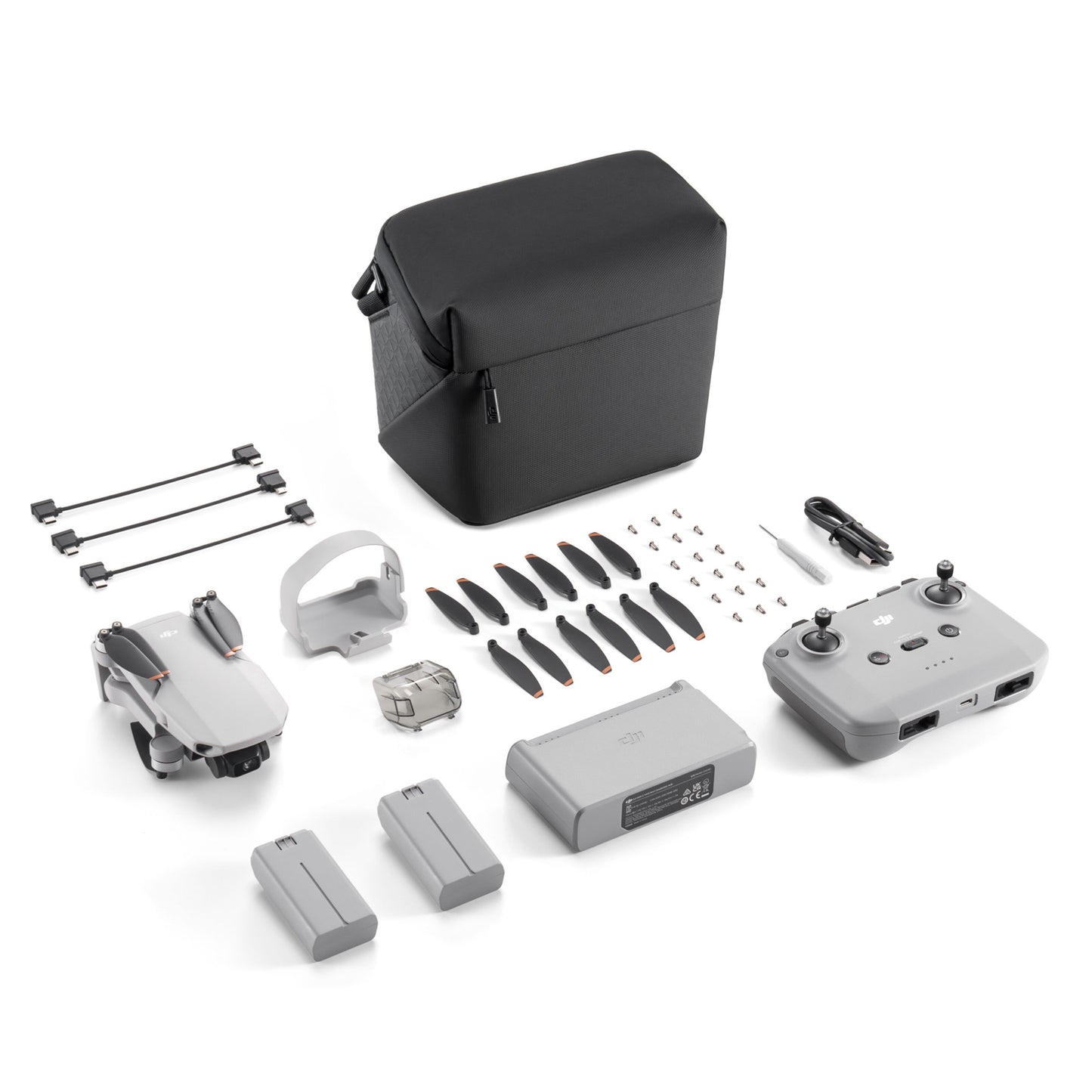 DJI Mini 4K Fly More Combo grå drone, fjernbetjening, 3 batterier, ladehub, propel, kabler, taske.