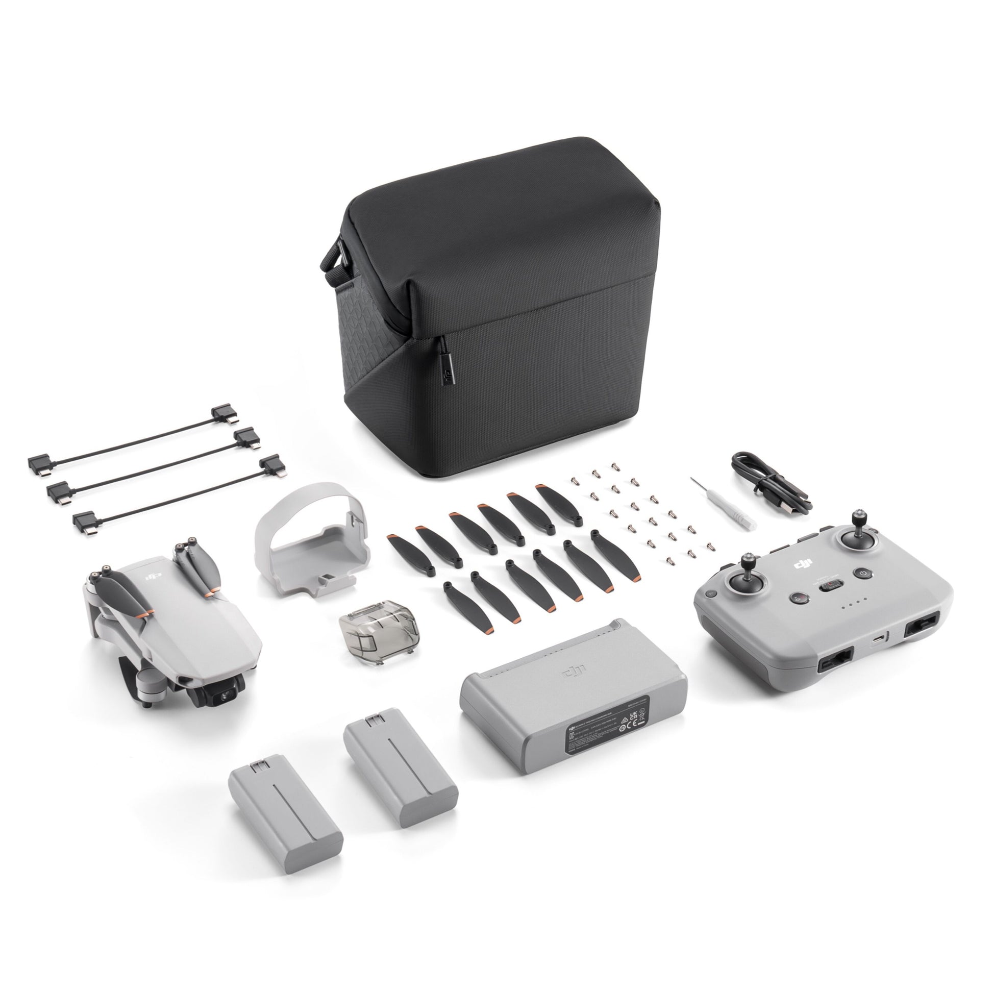 DJI Mini 4K Fly More Combo grå drone, fjernbetjening, 3 batterier, ladehub, propel, kabler, taske.
