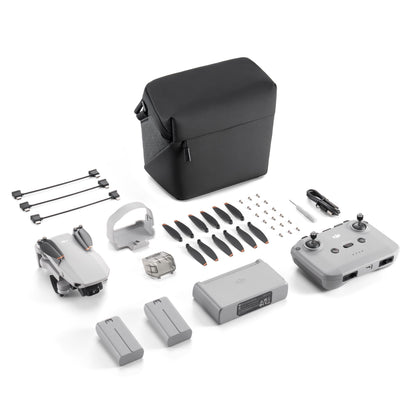 DJI Mini 4K Fly More Combo grå drone, fjernbetjening, 3 batterier, ladehub, propel, kabler, taske.