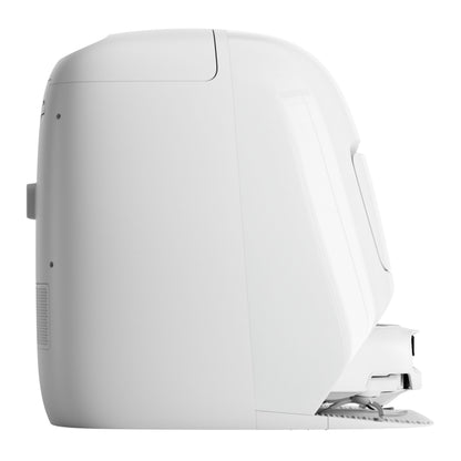 Hvid kompakt espressomaskine sat fra siden ved siden af DJI ROMO S robotstøvsuger og moppe med 3D LiDAR og vandtank.